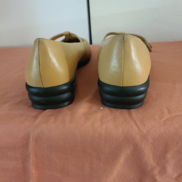 BRAND NEW Ladies Thom McAn Leather Step-In Flat Size 7 Camel Color - Picture 9 of 11